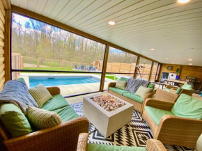 Kings Woods Lodge Resort in Wine Country with Heated Pool, Sauna & Games